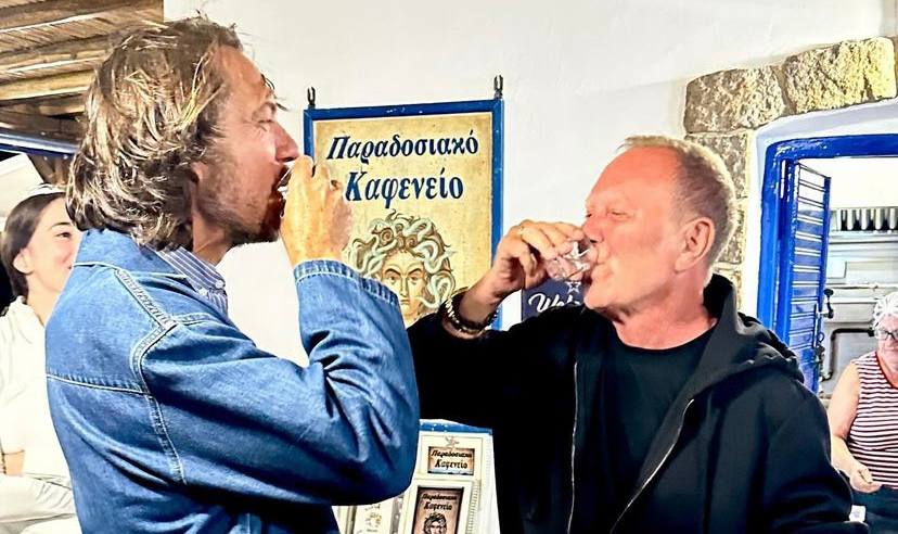 O Michael Kors απολαμβάνει το ούζο, τις θάλασσες και τον ουρανό της Ελλάδας